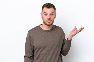 Beyaz arka planda izole edilmiş genç Brezilyalı adam şüpheli hareketler yapıyor.