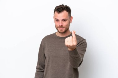 Beyaz arka planda izole genç Brezilyalı adam para hareketi yapıyor.