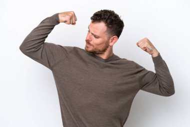 Beyaz arka planda izole edilmiş genç Brezilyalı adam güçlü bir jest yapıyor.