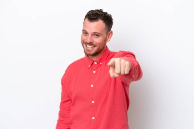 Beyaz arka planda izole edilmiş genç Brezilyalı adam mutlu bir ifadeyle öne bakıyor.