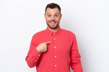 Genç Brezilyalı adam beyaz arka planda izole edilmiş, şaşırmış bir yüz ifadesi var.