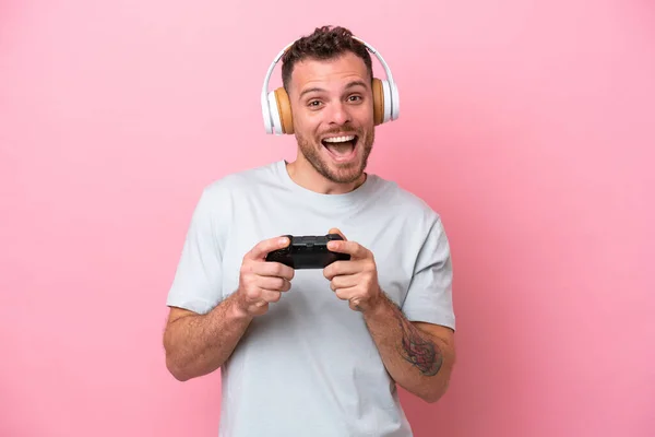 Joven Brasileño Jugando Con Controlador Videojuegos Aislado Sobre Fondo Rosa —  Fotos de Stock