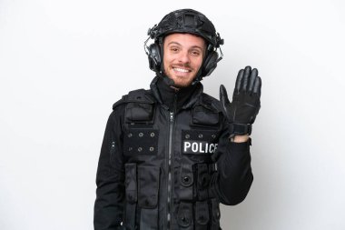 Brezilyalı asker beyaz arka planda izole edilmiş mutlu bir ifadeyle selamlıyor.
