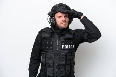 Brezilyalı asker beyaz arka planda izole edilmiş. Uzaktan bir şeye bakıyor.