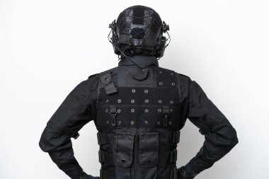 Brezilyalı asker arka planda beyaz arka planda izole edilmiş.