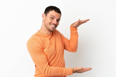 İzole edilmiş beyaz arkaplan üzerinde Brezilyalı bir adam bir reklam eklemek için kopyalama alanı tutuyor