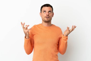 İzole edilmiş beyaz arka planda Brezilyalı bir adam bunalıma girdi