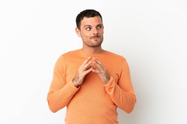 Brezilyalı adam izole edilmiş beyaz arka plan entrikaları çeviriyor.