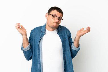 İzole edilmiş beyaz arka planı olan Brezilyalı adam ellerini kaldırırken şüpheye düşüyor