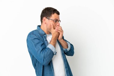 İzole edilmiş beyaz arka plan üzerinde Brezilyalı bir adam ağzını kapatıyor ve yana bakıyor.