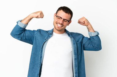 İzole edilmiş beyaz arka planda Brezilyalı bir adam güçlü bir hareket yapıyor.