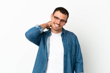 Brezilya 'lı adam izole edilmiş beyaz arka plan gülüyor