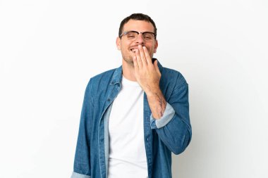 İzole edilmiş beyaz arka plan üzerinde Brezilyalı bir adam mutlu ve gülümsüyor.