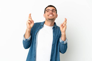 Brezilya 'lı beyaz arka planı aşmış, şans dileyen ve en iyisini dileyen bir adam.