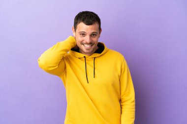 İzole edilmiş mor arka planda gülen Brezilyalı bir adam
