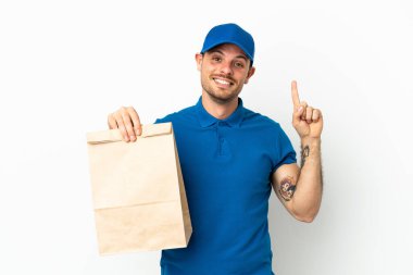 Brezilyalı beyaz arka planda izole edilmiş bir paket yiyecek alıyor. Harika bir fikir.