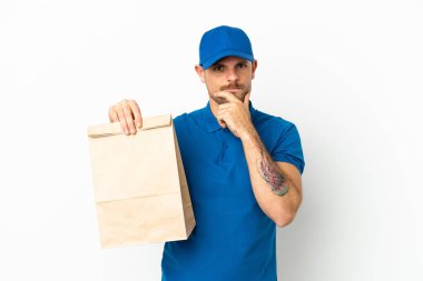 Brezilyalı, beyaz arka planda izole edilmiş bir paket yiyecek alıyor.