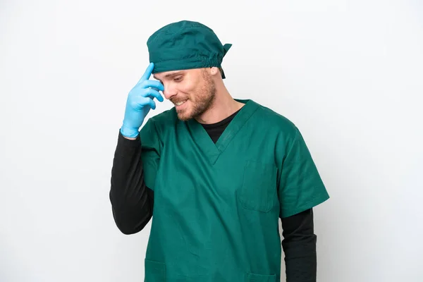 Chirurg Brasilianischer Mann Grüner Uniform Isoliert Auf Weißem Hintergrund Lacht — Stockfoto