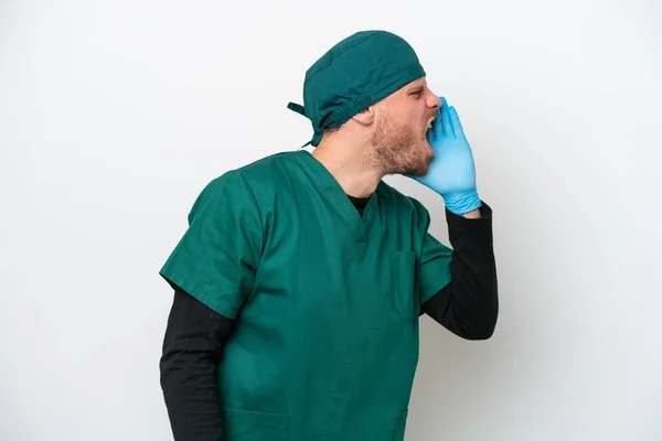 Cirujano Hombre Brasileño Uniforme Verde Aislado Sobre Fondo Blanco Gritando —  Fotos de Stock