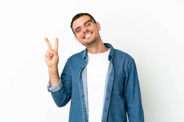 Brazylijczyk Nad Odizolowanym Białym Tle Uśmiecha Się Pokazuje Znak Zwycięstwa — Zdjęcie stockowe