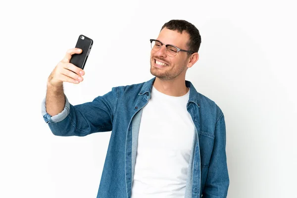 Brasileiro Sobre Isolado Fundo Branco Fazendo Uma Selfie — Fotografia de Stock