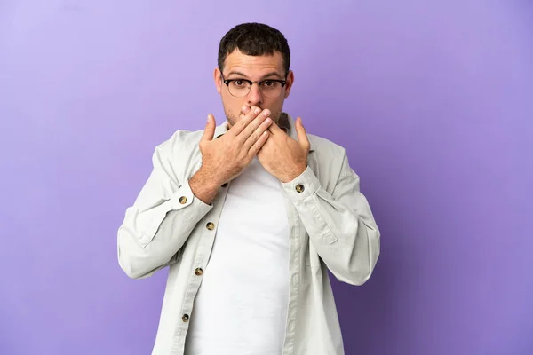 Brésilien Homme Sur Fond Violet Isolé Couvrant Bouche Avec Les — Photo