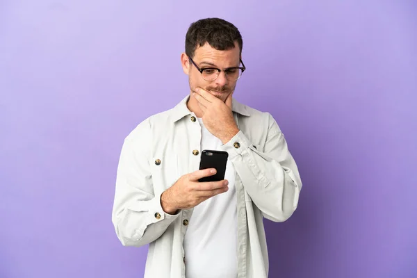 Brazilian Man Isolated Purple Background Thinking Sending Message — Stock Photo, Image