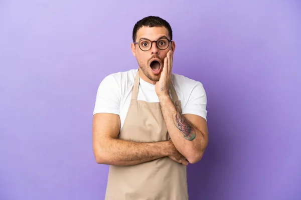 Braziliaanse Restaurant Ober Geïsoleerde Paarse Achtergrond Verrast Geschokt Terwijl Zoek — Stockfoto