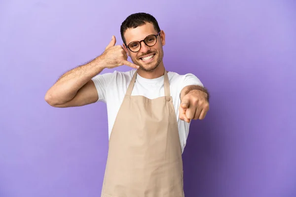 Brasileiro Restaurante Garçom Sobre Isolado Roxo Fundo Fazendo Telefone Gesto — Fotografia de Stock