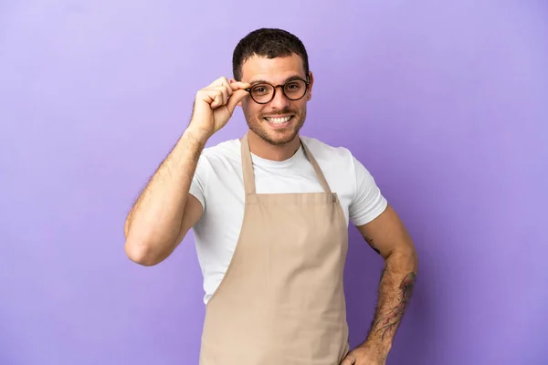 Brazylijski Kelner Restauracja Odizolowanym Fioletowym Tle Okularami Szczęśliwy — Zdjęcie stockowe