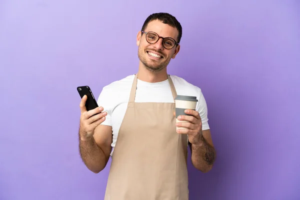 Garçom Restaurante Brasileiro Sobre Fundo Roxo Isolado Segurando Café Para — Fotografia de Stock