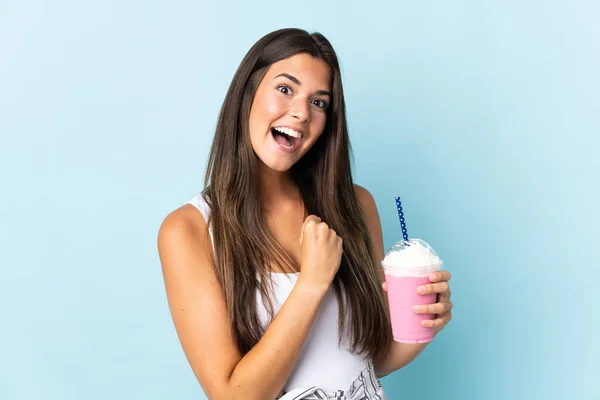 Joven Brasileña Con Batido Fresa Aislada Sobre Fondo Azul Celebrando —  Fotos de Stock