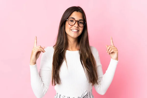 Junge Brasilianerin Isoliert Auf Rosa Hintergrund Zeigt Eine Großartige Idee — Stockfoto