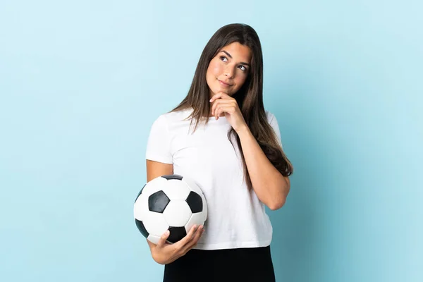 Młody Piłkarz Brazylijski Dziewczyna Izolowane Niebieskim Tle Patrząc Górę — Zdjęcie stockowe