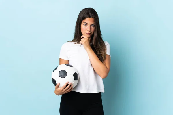 Młody Piłkarz Brazylijski Dziewczyna Izolowane Niebieskim Tle Myślenia — Zdjęcie stockowe