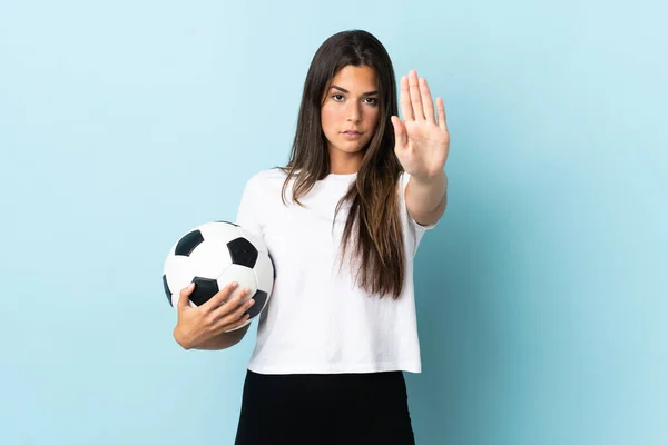Młody Piłkarz Brazylijski Dziewczyna Izolowane Niebieskim Tle Stop Gest — Zdjęcie stockowe