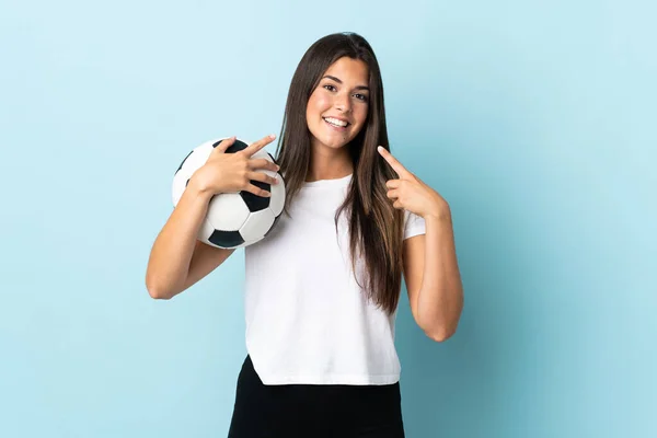 Ung Fotbollsspelare Brazilian Flicka Isolerad Blå Bakgrund Ger Tummen Upp — Stockfoto