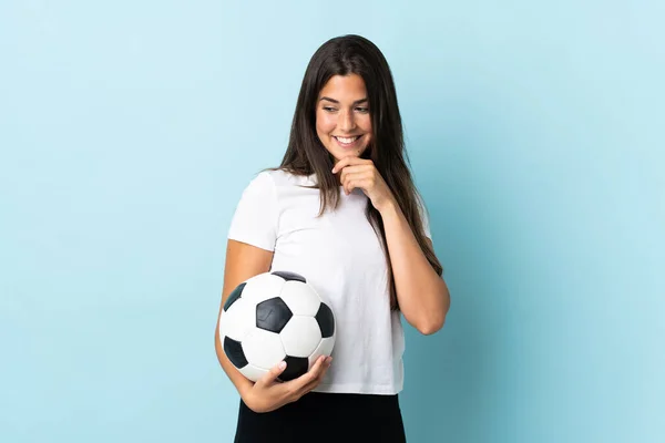Młody Piłkarz Brazylijski Dziewczyna Odizolowany Niebieskim Tle Patrząc Bok Uśmiechnięty — Zdjęcie stockowe