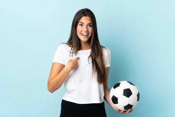 Giovane Giocatore Calcio Brasiliano Ragazza Isolata Sfondo Blu Con Espressione — Foto Stock