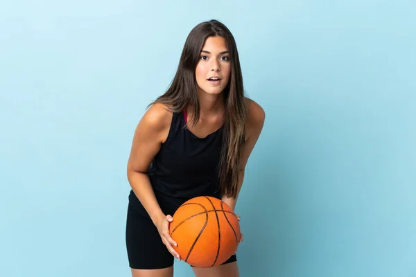 Mladý Brazilský Dívka Izolovaný Modrém Pozadí Hrát Basketbal — Stock fotografie