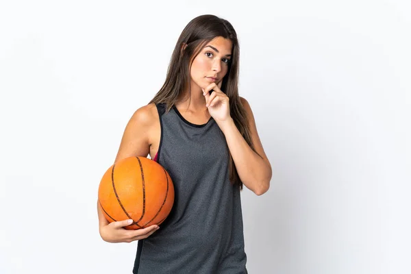 年轻的巴西女子打篮球时 背景是白色的 她认为这是一个好主意 — 图库照片