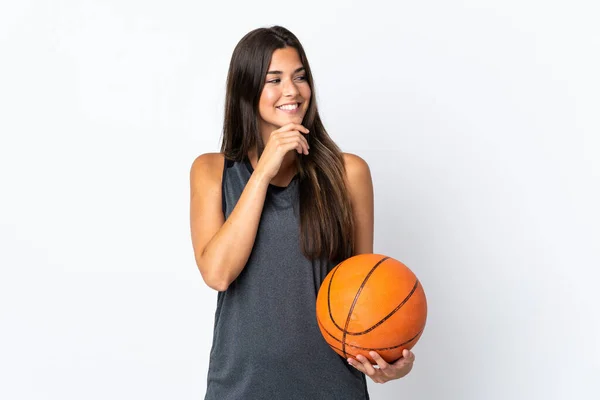 若いですブラジル人女性プレーバスケットボールは白の背景に隔離されました見て側と笑顔 — ストック写真