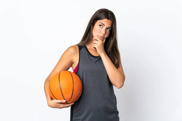 若いですブラジル人女性プレーバスケットボール孤立した白い背景に疑問を持って — ストック写真