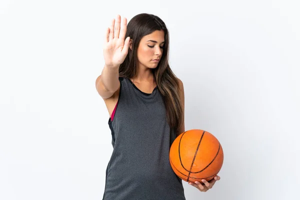 Jovem Brasileira Jogando Basquete Isolado Fundo Branco Fazendo Parar Gesto — Fotografia de Stock