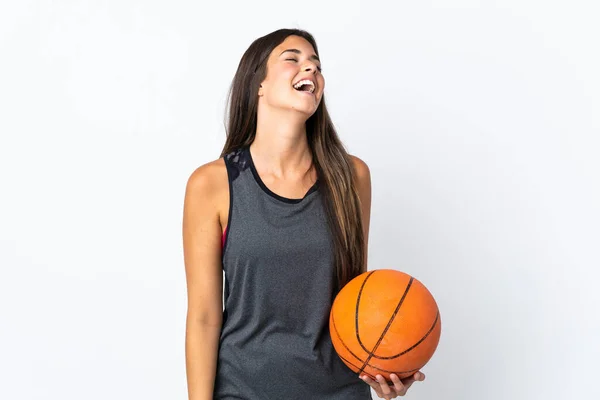 Młoda Brazylijka Gra Koszykówkę Białym Tle Śmiejąc Się — Zdjęcie stockowe