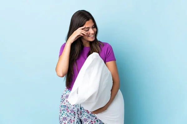 Mladý Brazilský Dívka Pyžamu Izolované Modrém Pozadí Směje — Stock fotografie