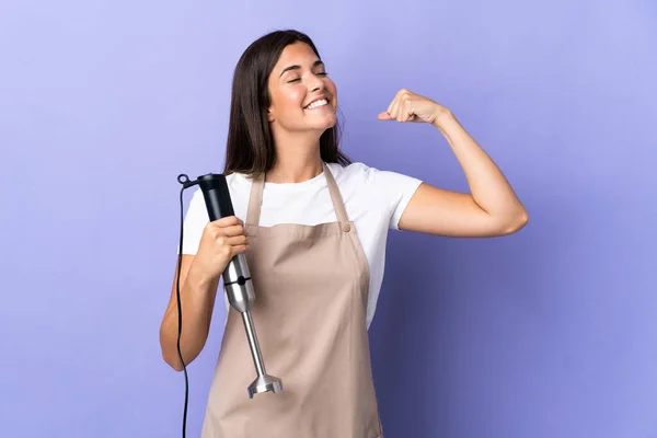 Brasiliansk Kvinna Använder Hand Mixer Isolerad Lila Bakgrund Gör Stark — Stockfoto