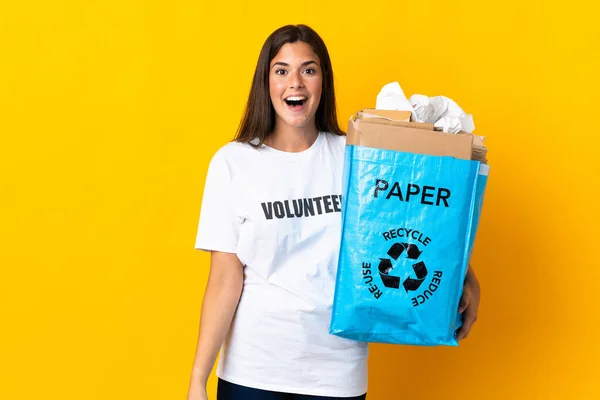 Junge Brasilianerin Hält Eine Recyclingtüte Voller Papier Zum Recyceln Isoliert — Stockfoto