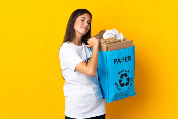 Junge Brasilianerin Hält Eine Recyclingtüte Voller Papier Isoliert Auf Gelbem — Stockfoto