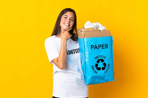 Молода Бразіліанка Яка Тримає Паперовий Пакет Ізольований Жовтому Фоні Посміхається — стокове фото